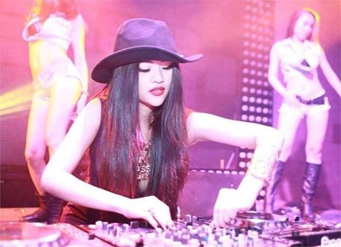 Trước Ngọc Anh, DJ Tít cũng có lần hoá thân thành Táo quân khi đi diễn ở bar vào dịp cuối năm 2013.