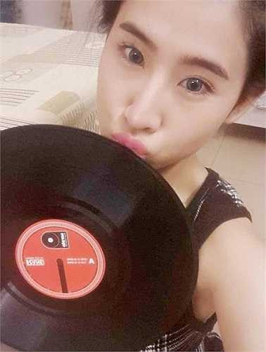 Cũng rất nổi tiếng trong nghề là DJ Oxy. Sau khi chia sẻ clip chơi đĩa than, cô đã nhận được hàng nghìn lượt like cùng hàng trăm bình luận tích cực.