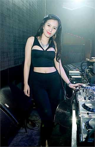 Cô nàng sở hữu gương mặt xinh đẹp với ngoại hình bốc lửa chẳng kém cạnh gì các hot girl.