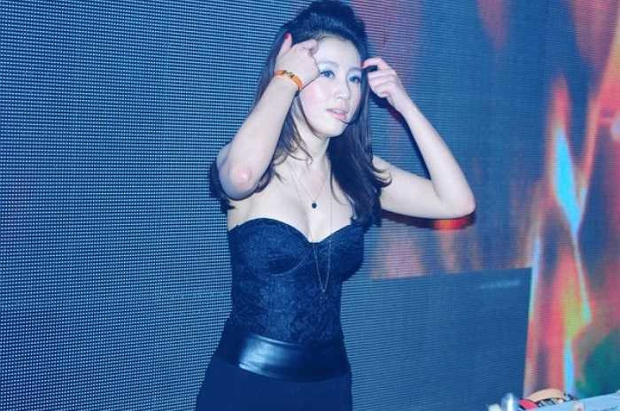 Sở hữu nụ cười tươi cùng gương mặt xinh xắn và phong cách nhạc khá chất, Phương Thỏ luôn thu hút ánh nhìn từ phía đối diện.