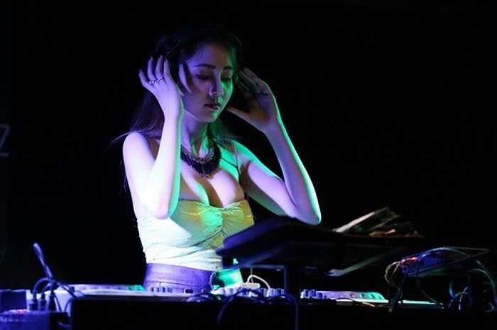 Sinh năm 1993, cô gái với biệt danh Na đã có hơn 1 năm gắn bó với nghề DJ. 