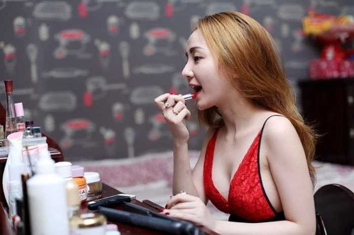 Cô lựa chọn trang phục và tự trang điểm tại nhà trước ki đi làm. 