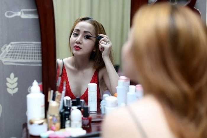 Na cho biết với các nữ DJ thì ngoại hình khá quan trọng. Cô cũng không ngần ngại cho biết cô đã 'dao kéo' vòng một để tự tin và trở nên hấp dẫn hơn