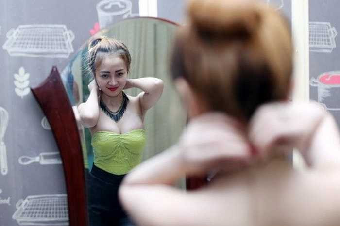 Tuy nhiên, cũng vì đi làm khuya, lại ăn mặc gợi cảm, các DJ thường phải chịu nhiều tai tiếng, áp lực với gia đình, hàng xóm, họ hàng.