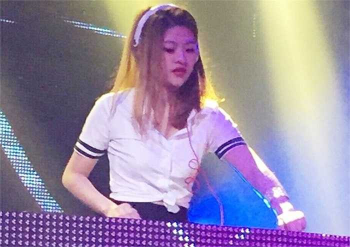 Nữ DJ Ngọc Anh có gần 6 năm gắn bó với giới DJ tại TP.HCM. Cô từng gây ấn tượng với chia sẻ thoát khỏi nghèo khó nhờ nghề DJ và tiết lộ những thâm cung bí sử của nghề hái ra tiền tỷ.