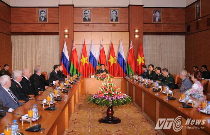 Bộ trưởng Quốc phòng đón cựu chiến binh Nga, Belarus