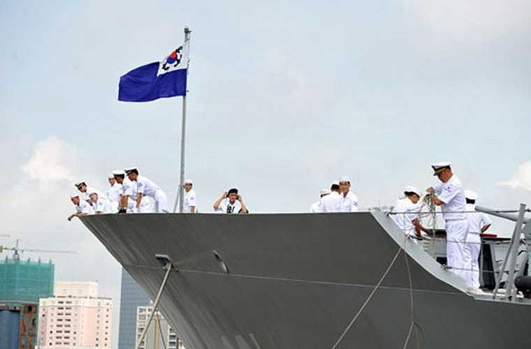 Trong thời gian ở thăm TP HCM, các sĩ quan chỉ huy và thủy thủ tàu sẽ đến đặt vòng hoa tại tượng đài Chủ tịch Hồ Chí Minh, chào xã giao lãnh đạo UBND TP Hồ Chí Minh, Bộ Tư lệnh Quân khu 7, Vùng 2 Hải quân và tham quan một số địa danh, thắng cảnh của Thành phố. Trong chuyến thăm, thủy thủ hai tàu sẽ thi đấu giao hữu bóng chuyền với học viên Trường Trung cấp Kỹ thuật Hải quân, thăm làng trẻ em SOS. Ngoài ra, ban nhạc của tàu sẽ biểu diễn tại Trường Quốc tế Hàn Quốc và Trung tâm Thương mại Lotte. 