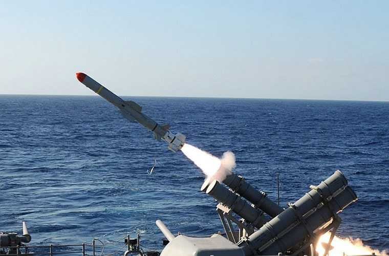 Vũ khí diệt hạm chủ lực là 8 tên lửa chống tàu tốc độ bay cận âm RGM-84 Harpoon có tầm bắn hơn 130km.