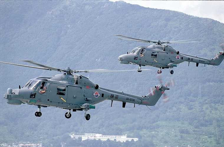 Ở đuôi tàu có nhà chứa và sân đáp phục vụ cho 2 trực thăng săn ngầm Super Lynx có thể mang theo các thiết bị trinh sát mặt nước và 2 ngư lôi hoặc 2 bom chìm hoặc 2 tên lửa diệt hạm tầm ngắn.