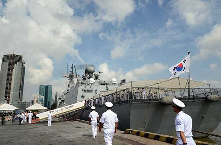 Trong ảnh, tàu khu trục tên lửa ROKS Choi Young tại cảng TP HCM. Điều đặc biệt là trên tàu này hiện có 1 học viên Việt Nam đang học tập và tham gia chương trình huấn luyện hải quân trên tàu. Chuẩn Đô đốc Jungsoo Chun mong muốn sẽ có thêm nhiều học viên Việt Nam học tập và huấn luyện tại Hàn Quốc trong thời gian tới. Ảnh: QĐND
