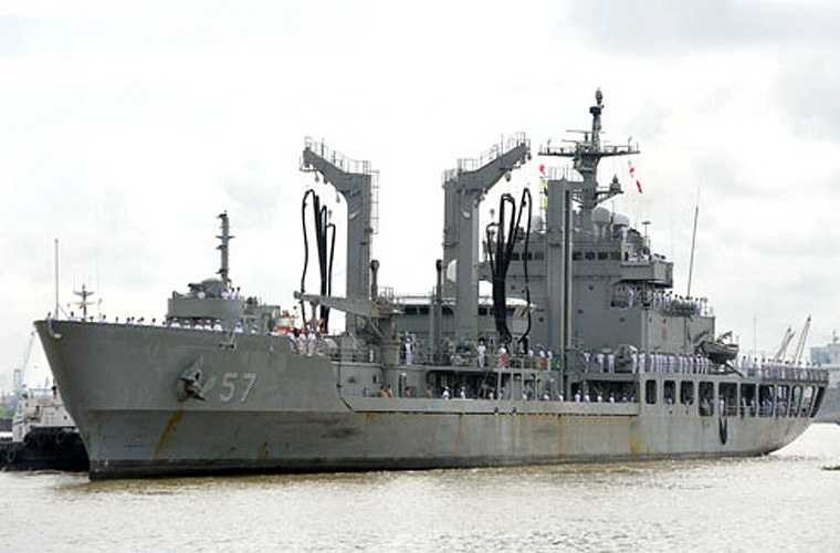 Cùng đi với tàu Choi Young là tàu tiếp tế chiến đấu tốc độ nhanh ROKS Cheon Ji có lượng giãn nước lên tới 9.113 tấn, dài 134m, rộng 18m, độ mớn nước 8,5m. Ảnh: QĐND 