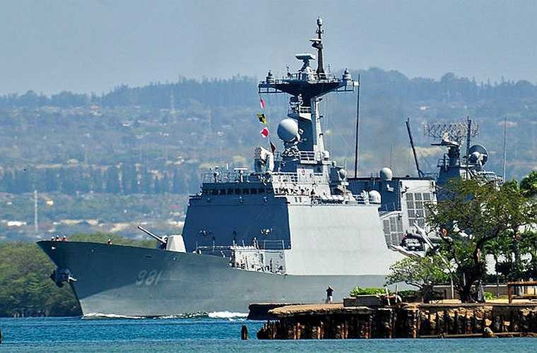 ROKS Choi Young (DDH-981) là chiếc thứ 6 và cũng là cuối cùng thuộc lớp tàu khu trục đa năng Chungmugong Yi Sun-sin do các công ty đóng tàu Hyundai và Daewoo đóng mới cho Hải quân Hàn Quốc. ROKS Choi Young được hạ thủy ngày 20/10/2006, chính thức biên chế ngày 4/9/2008.