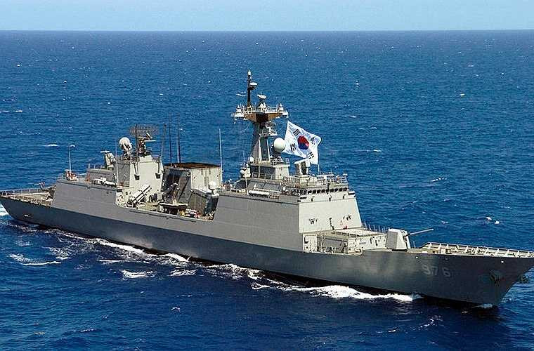 Con tàu có lượng giãn nước toàn tải 5.520 tấn, dài 150m, rộng 17,4m, mớn nước 9,5m, thủy thủ đoàn lên tới 200 người. Tàu được trang bị hệ động lực kết hợp diesel và tuốc bin khí cho tốc độ tối đa tới 30 hải lý/h, tầm hoạt động hơn 10.000km. Trong ảnh là chiếc thứ 2 thuộc lớp Chungmugong Yi Sunsin mang tên Munmu vĩ đại (DDH-976) cùng loại với Choi Young (DDH-981). 