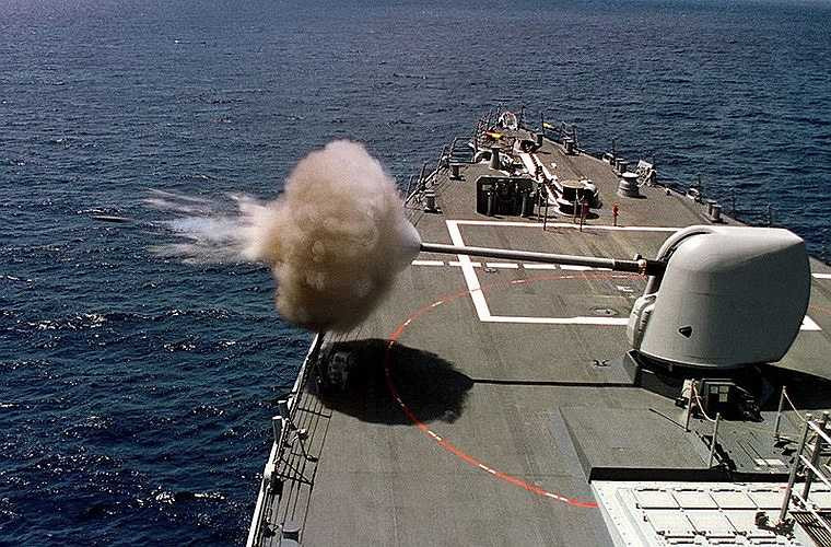 Các loại vũ khí khác có hệ thống pháo hải quân hạng nặng Mk45 127mm có thể hạ mục tiêu mặt nước và cả trên không.