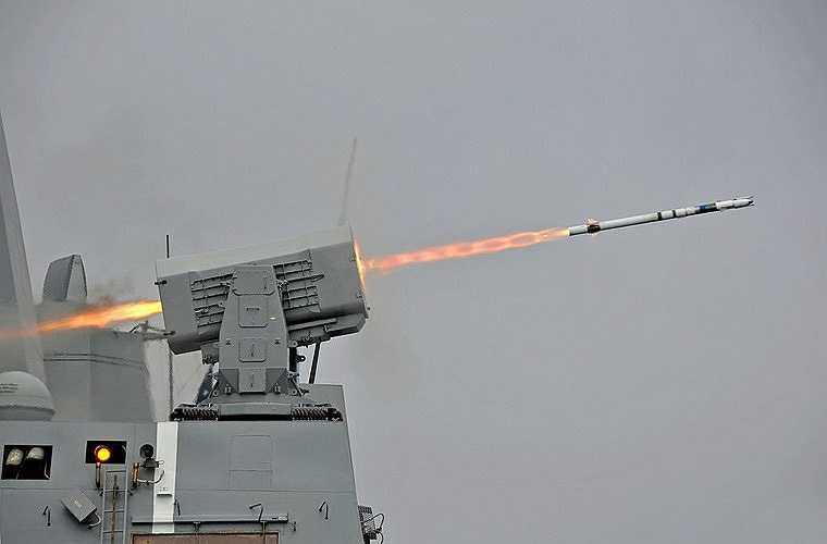 Một hệ thống phòng không điểm RIM-116 RAM (một bệ với 21 ống phóng) có thể hạ mục tiêu tên lửa hành trình, máy bay ở cự ly 9km.