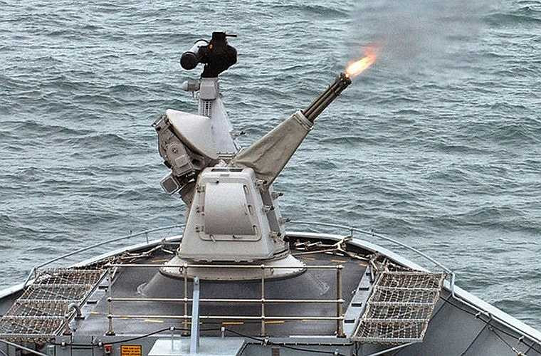 Bên cạnh RAM, lớp tàu này còn có một hệ thống phòng thủ điểm Goalkeeper (Hà Lan phát triển) được trang bị pháo cao tốc 7 nòng cỡ 30mm cho tốc độ bắn 4.200 phát/phút, tầm bắn hiệu quả 350-1.500 hoặc 2.000m tùy loại đạn. Loại vũ khí này rất hữu hiệu khi chống mục tiêu cơ động cao như tên lửa hành trình, UAV. 