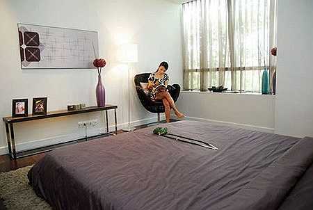 Ngôi nhà của Cẩm Ly được thiết kế hợp lý với nhiều không gian chức năng khác nhau như: quầy bar mini, góc dành cho trang phục, đọc sách, thư giãn,…