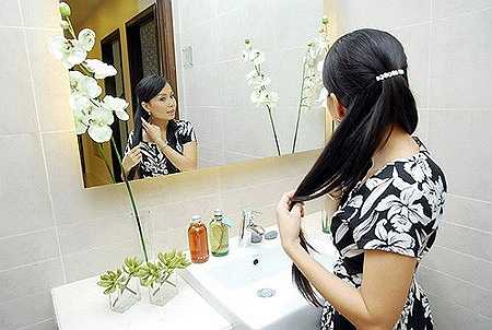 Thuộc dòng ca sỹ khéo mọi bề, giọng hát không quá xuất sắc và nhan sắc chỉ dừng lại ở mức dễ nhìn, nhưng Cẩm Ly có fan trung thành nhờ sự nhẹ nhàng và biết chiều lòng khán giả.