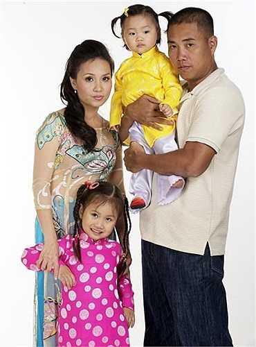 Cẩm Ly cùng nhạc sỹ Minh Vy cùng sở hữu hãng đĩa Kim Lợi, đồng thời kinh doanh nhiều lĩnh vực.