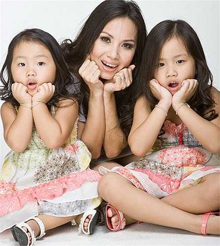 Nhạc sỹ Minh Vy là người luôn đứng đằng sau, hỗ trợ vợ mình trong mọi dự án âm nhạc. Anh từng chia sẻ: 'Khổng Minh đánh thắng được tất cả đội quân là vì ông ngồi lui sau hâu trường để tính. Nói như vậy để biết người phía sau hậu trường mới là người ghê gớm nhất'