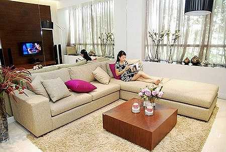 Căn nhà chọn màu trắng làm tông màu chủ đạo, với những điểm nhấn màu sắc như bộ ghế sofa đỏ hay những mảng tường và họa tiết trang trí màu trầm như nâu, ghi và đen