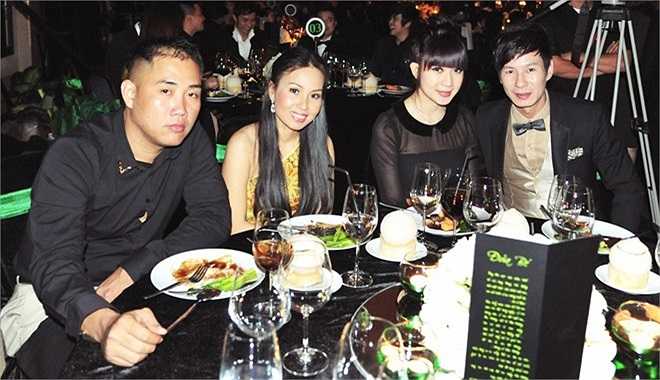 'Nhưng tôi cũng hay nói, vợ chồng cùng làm trong nghề giải trí này rất khó bền, nhưng nếu đã bền rồi thì vững chắc dữ lắm'