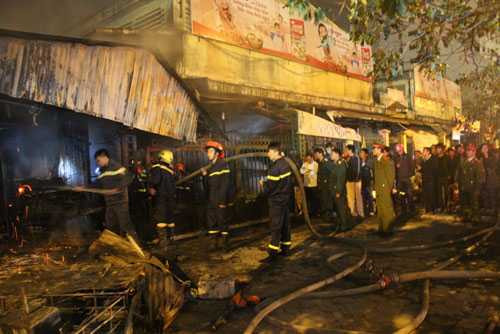 Hà Nội: Cháy lớn tại chợ Cầu Diễn trong đêm khuya