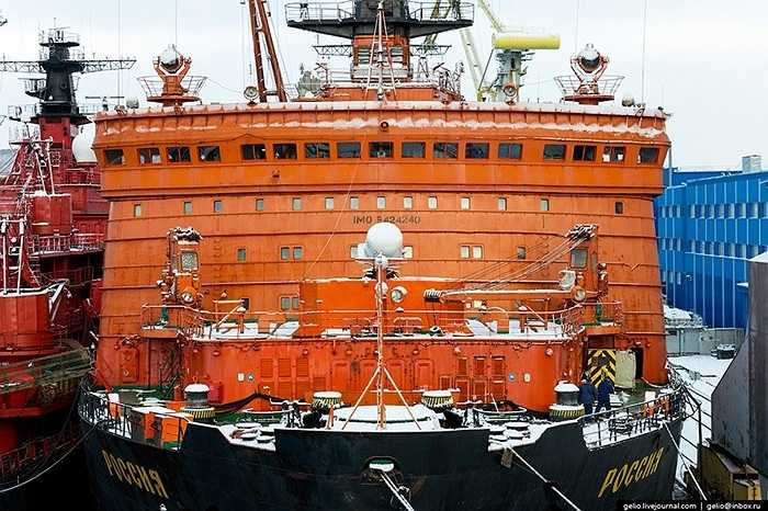 Những con tàu trong hạm đội phá băng có tải trọng hàng vạn tấn, kết cấu vỏ thép dày. Lò phản ứng hạt nhân trên tàu cung cấp năng lượng để hoạt động trong hàng chục năm liên tục.