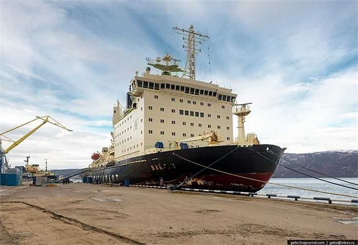 Đây là con tàu Vaigach có chút khác biệt là mớn nước thấp nhất trong hạm đội, vì vậy nó có thể tiến vào phá băng trên những con sông bị đóng băng ở vùng Siberia.