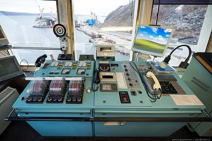 Cabin thuyền trưởng của tàu Vaigach. Từ vị trí này, vị thuyền trưởng sẽ quan sát được lớp băng ở ngay mũi con tàu, từ đó có quyết định phù hợp.