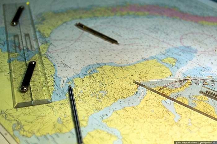 Tấm hải đồ vùng Bắc cực trên bàn làm việc của thuyền trưởng.