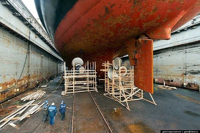 Công nhân đang bảo trì hệ thống chân vịt biến bước của tàu phá băng. Mỗi tàu có 3 chân vịt tạo ra những lực đẩy cực lớn, giúp nó thực hiện nhiệm vụ đè vỡ lớp băng, mở đường ở Bắc Cực. (Quốc Khánh)