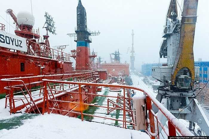 Con tàu này có tên Sovietski Soyuz. Nó có một đặc thù thú vị là chuyên chở được một chiến hạm cỡ nhỏ đến Bắc Cực nếu như có nhiệm vụ quân sự ở đó.