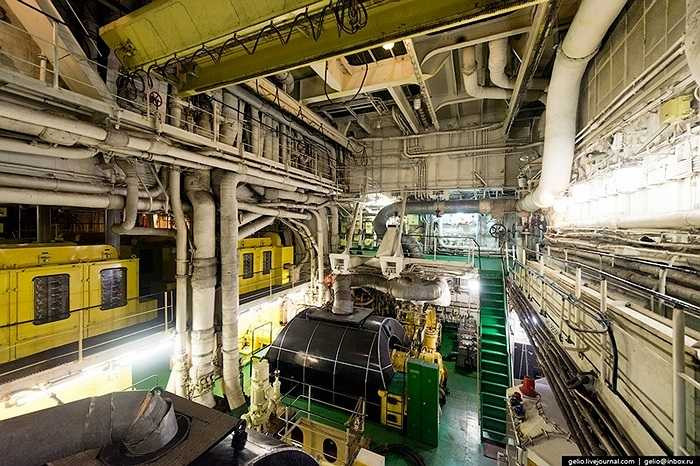 Hầm máy của tàu là các turbin hơi nước cỡ lớn tạo động lực đẩy con tàu phá lớp băng dày hàng mét.