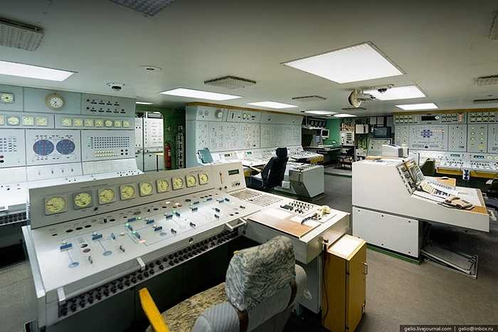 Phòng điều khiển trên cabin chỉ huy tàu Sovietski Soyuz.