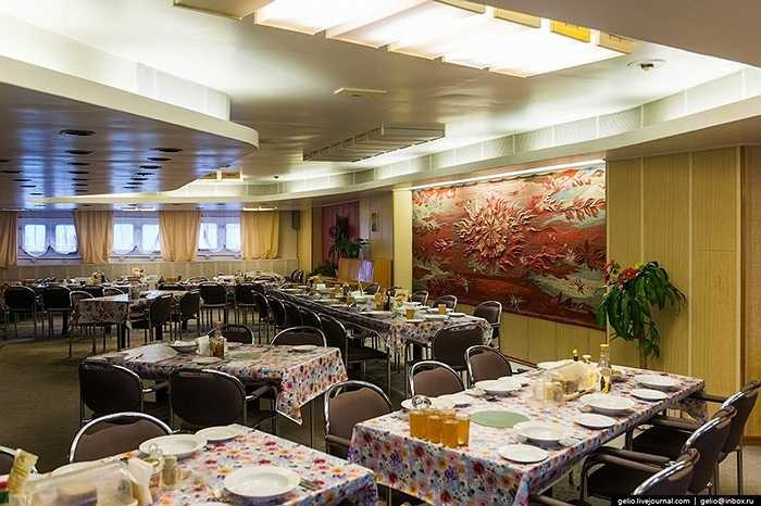 Phòng ăn trên tàu, đủ sức chứa cho thủy thủ đoàn khoảng 70 người dùng bữa hàng ngày.