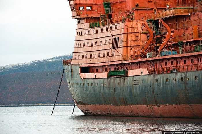 Con tàu phá băng hạt nhân trong hình mang tên Arctica được đóng mới vào năm 1975, là tàu lớn nhất vào thời điểm đó. Nó có thể mang theo máy bay trực thăng và phá vỡ lớp băng dày 5 mét.