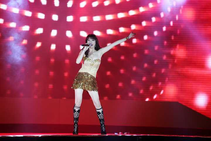 Pha Lê cho biết sau khi album Bán ra mắt mọi người khá ấn tượng với ca từ vì quá thực so với cuộc sống bây giờ. Hầu hết khi đi diễn tại các tỉnh thành, Pha Lê đều được yêu cầu hát bài này và mọi người đều ngân nga hát theo. Trong chương trình Pha Lê đã thể hiện các ca khúc : Mua, Bán, Đời như tiệc,....