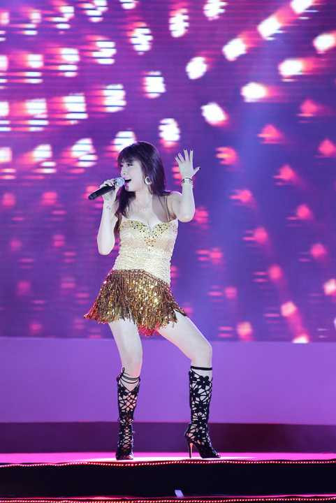 Sau khoảng thời gian khủng hoảng vì tin đồn không hay với Dương Yến Ngọc, Pha Lê đã lấy lại tinh thần và tập trung cho công việc của mình. 