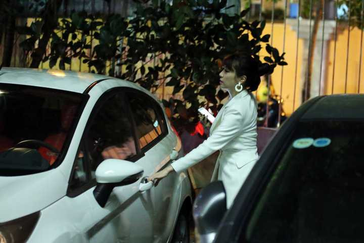 Tuy nhiên, vì bản tính mạnh mẽ và được mọi người hiểu nên Pha Lê đã vượt qua bão scandal lần này.