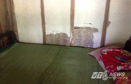 Xót xa vợ liệt sỹ sống trong ngôi nhà dày đặc vết đạn bom