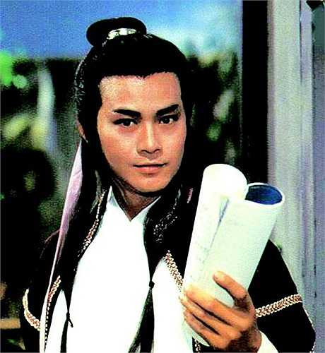 Trong tiểu thuyết võ hiệp Cổ Long, Sở Lưu Hương là mẫu hình người đàn ông trong mơ của phụ nữ, đẹp trai, phong lưu, thích mạo hiểm, thích hưởng thụ, không bị danh lợi bó buộc, chỉ làm những gì mình thích. Và mãi đến nay, không một diễn viên nào có thể xóa mờ thành công của Trịnh Thiếu Thu với vị đạo soái này. Ngôi sao 67 tuổi đã 3 lần tái hiện nhân vật Sở Lưu Hương trong hơn 100 tập phim.