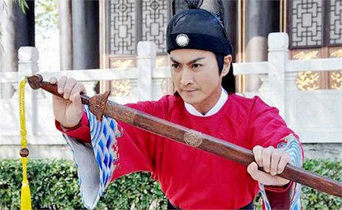 Đã có nhiều diễn viên thể hiện vai Triển Chiêu nhưng được đánh giá cao nhất, đẹp trai nhất và cũng phong độ nhất chính là Hà Gia Kính. Cùng với Bao Công của Kim Siêu Quần, Triển Chiêu do ngôi sao Hong Kong 55 tuổi đảm nhận trong series Bao Thanh Thiên đã trở thành hình ảnh kinh điển trên màn ảnh nhỏ Hoa ngữ.