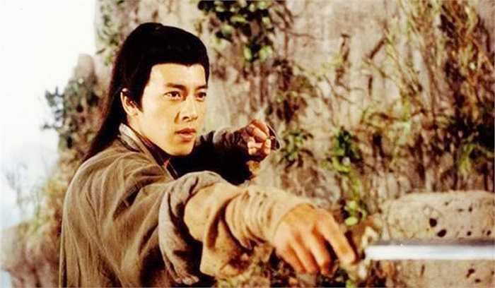 Không thuộc tuýp mỹ nam “da phấn má hồng”, gương mặt góc cạnh của Lữ Tụng Hiền đã tạo ra một lãng tử Lệnh Hồ Xung lang bạt kỳ hồ ấn tượng trong bản dựng Tiếu ngạo giang hồ 1996. Với vai diễn này, Lữ Tụng Hiền bất ngờ tỏa sáng sau một thời gian dài 