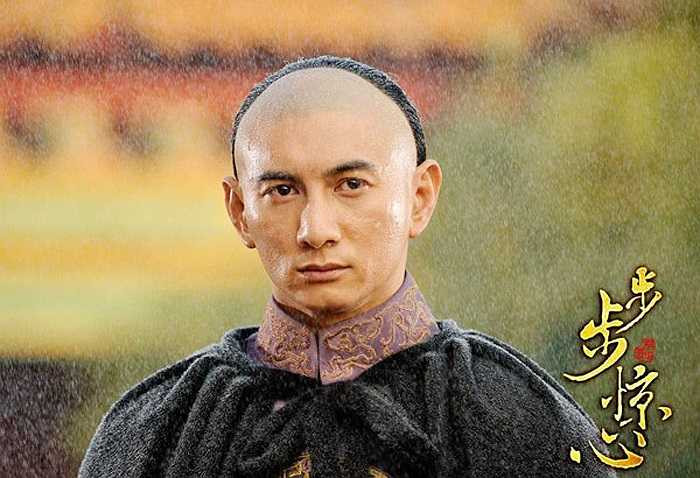 Gánh nặng vương triều và tình yêu chân thành, sâu sắc dành cho nàng Nhược Hy đã biến Tứ A Ca Dận Chân (sau này là hoàng đế Ung Chính) qua diễn xuất của Ngô Kỳ Long trong bộ phim Bộ bộ kinh tâm chinh phục khán giả. Chất đàn ông ở nhân vật không chỉ biểu hiện trên gương mặt mà còn trở nên hấp dẫn, cuốn hút từ phong thái, cử chỉ của Ngô Kỳ Long. Hình ảnh Tứ A Ca khóc cuối phim đã khiến trái tim nhiều fan nữ tan chảy.