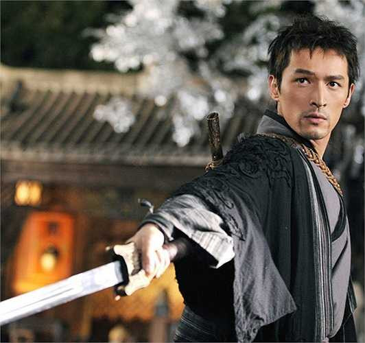 Hồ Ca cuốn hút nhờ gương mặt nam tính, không bị “dịu dàng” như nhiều mỹ nam trẻ đang được khán giả tung hô trên màn nhỏ Đại lục. Từ Lý Tiêu Dao trong Tiên kiếm kỳ hiệp, Đổng Vĩnh trong Thiên ngoại phi tiên đến Quách Tĩnh trong Anh hùng xạ điêu 2008 hay Mạc Tuần trong Kỳ duyên trong gió, chàng diễn viên sinh năm 1982 luôn giữ được phong độ. Đặc biệt, nhân vật Vũ Văn Thác trong bộ phim Hiên Viên kiếm được đánh giá là vai ấn tượng, đàn ông nhất của Hồ Ca.