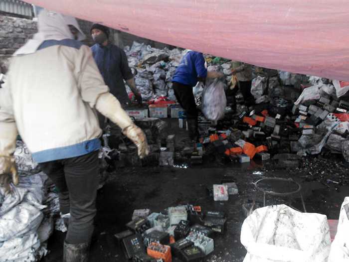 Cả làng 'đánh cược' mạng sống để mưu sinh