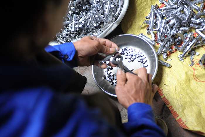 Cả làng 'đánh cược' mạng sống để mưu sinh