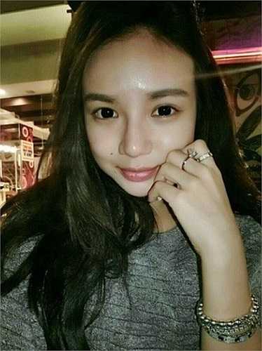 Kim Lim, 22 tuổi, là con gái của tỷ phú Singapore, Peter Lim. Theo tạp chí, Forbes, ông Lim là người giàu thứ 9 trong top 50 người giàu nhất Singapore năm 2014. Gia đình Kim Lim sở hữu tổng tài sản lên đến 2,5 tỷ USD.