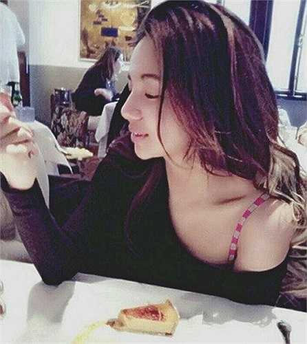 Kim Lim sở hữu tủ quần áo thời trang cao cấp gồm tất cả các nhãn hàng sang trọng mà bất cứ cô gái nào cũng ao ước. 